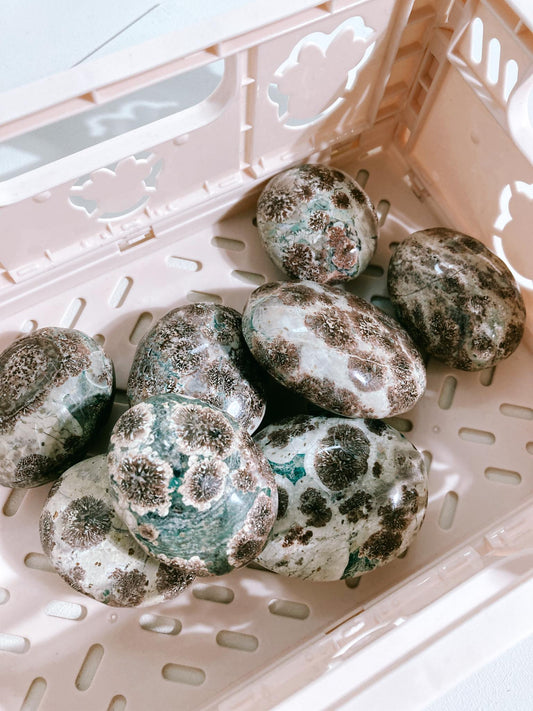 Grüner Blumen Jaspis Handstein . Russian Flower Agate Palmstone/ Rhyolite ca. 4-6 cm -Handcarved