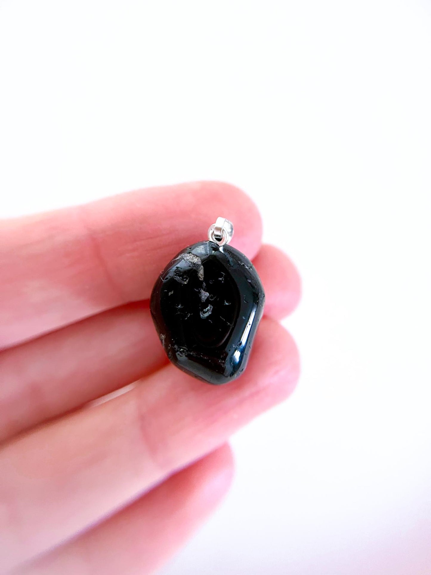 Schwarzer Turmalin . Schörl Trommel Stein Anhänger ca. x cm . Black Turmaline Tumble Pendant - High Quality