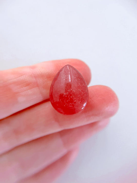 Erdbeer Quarz . Roter Aventurin Mini Tropfen Gravur . Strawberry Quartz Mini Drop Carving ca. 2 cm Carving - Aus China