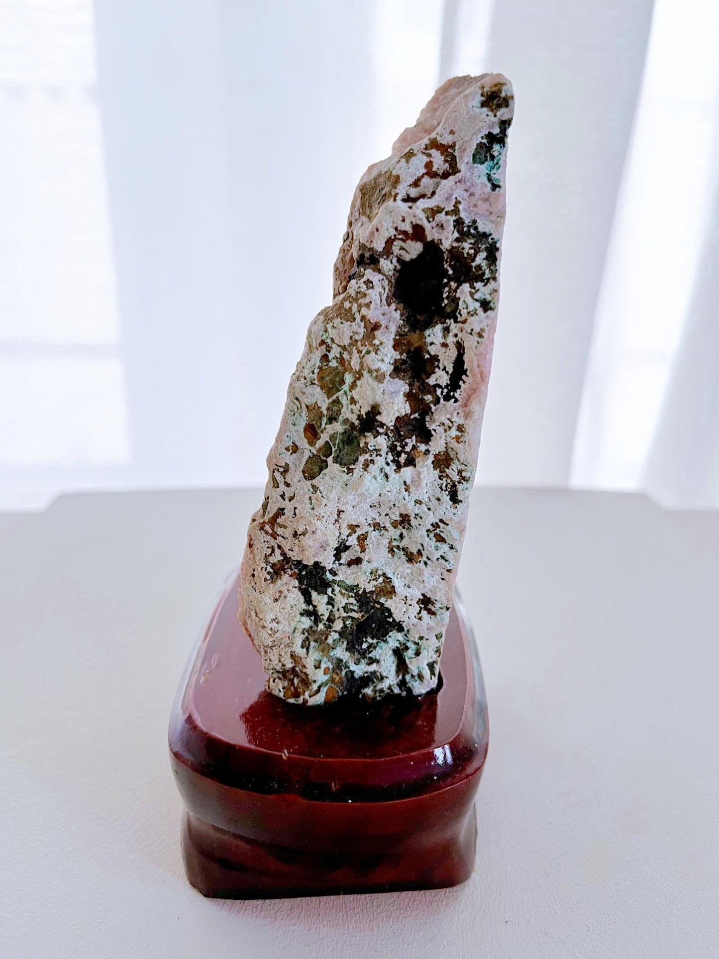 Pink Amethyst auf Holz Ständer . Pink Amethyst on Wooden Stand ca. 16 cm  [96] - aus Patagonien