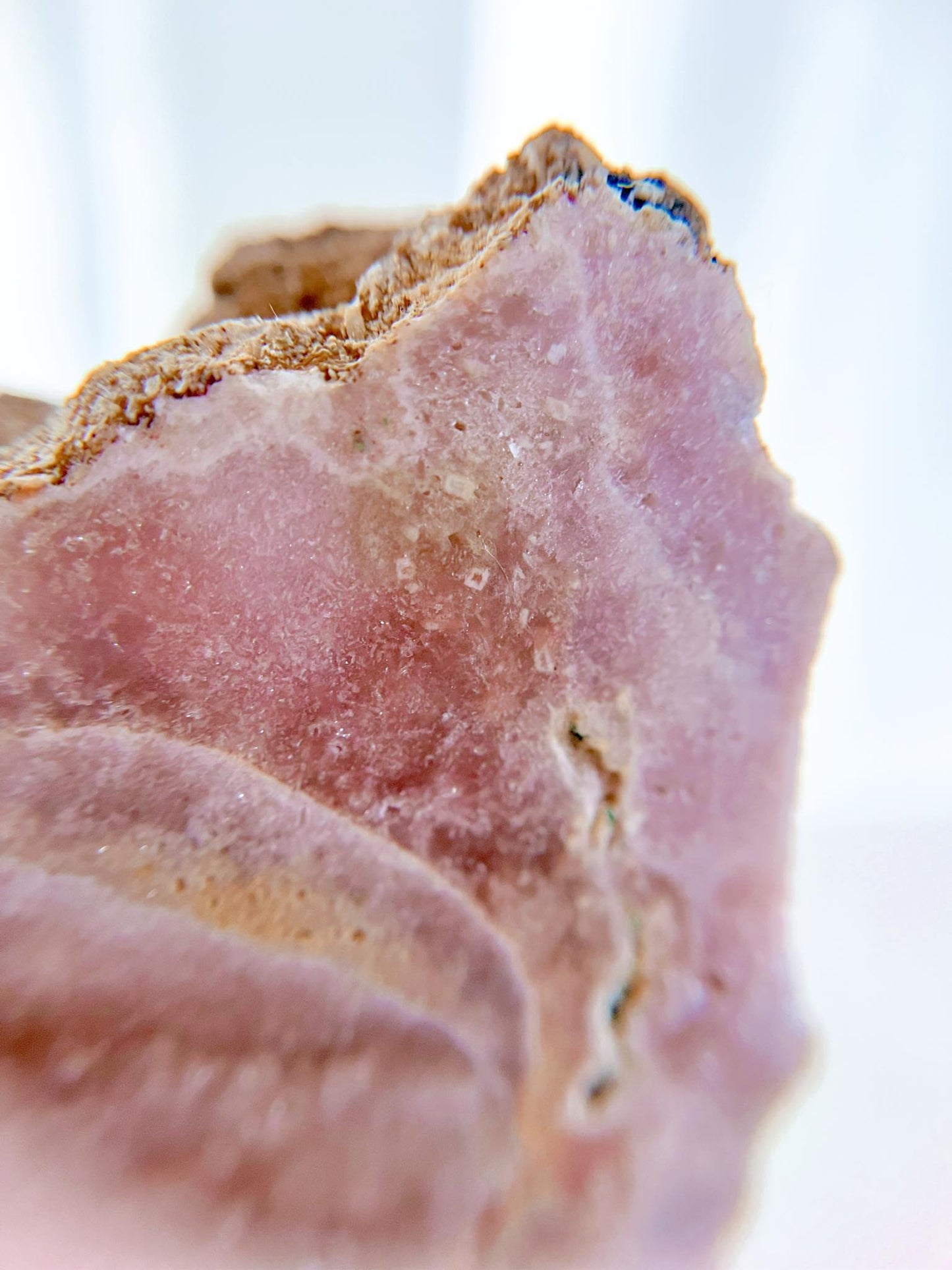 Pink Amethyst auf Holz Ständer . Pink Amethyst on Wooden Stand ca. 14.5cm  [95] - aus Patagonien