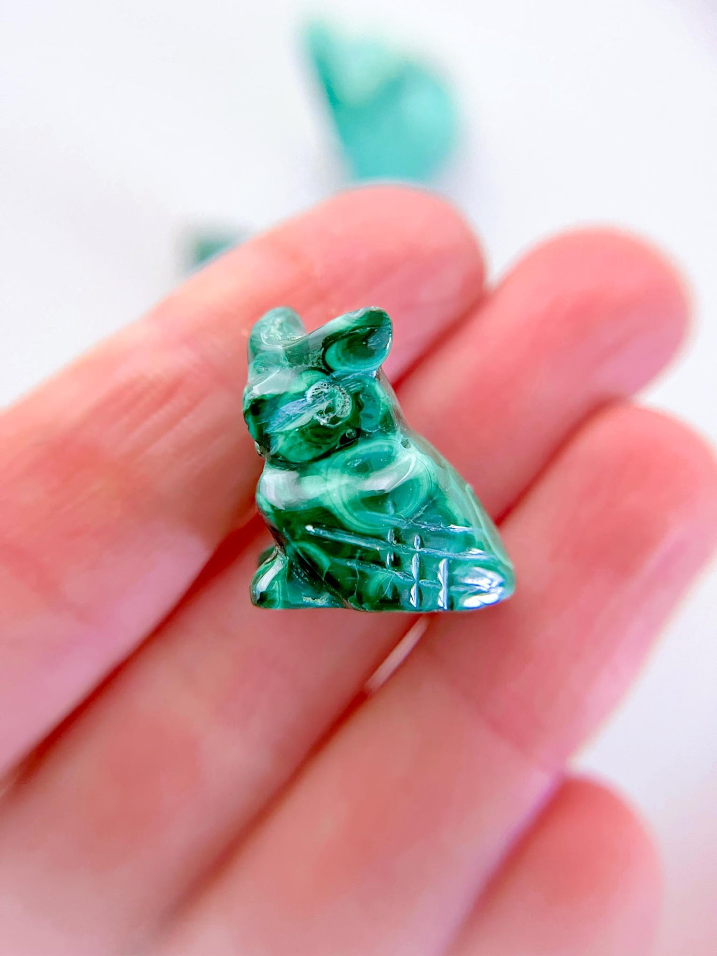 Malachit Mini Eulen Gravur . Malachite Mini Owl Carving ca. 2-2.5 cm - Handcarved