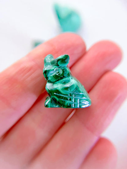 Malachit Mini Eulen Gravur . Malachite Mini Owl Carving ca. 2-2.5 cm - Handcarved