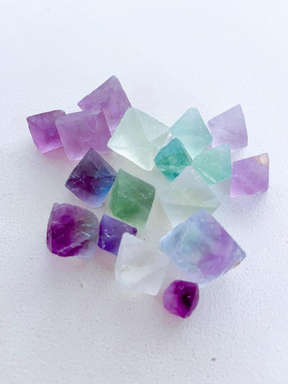 Natürlicher Fluorit Octahedron . Natural Fluorite Octahedron ca. 1.5 - 2 cm - Aus China