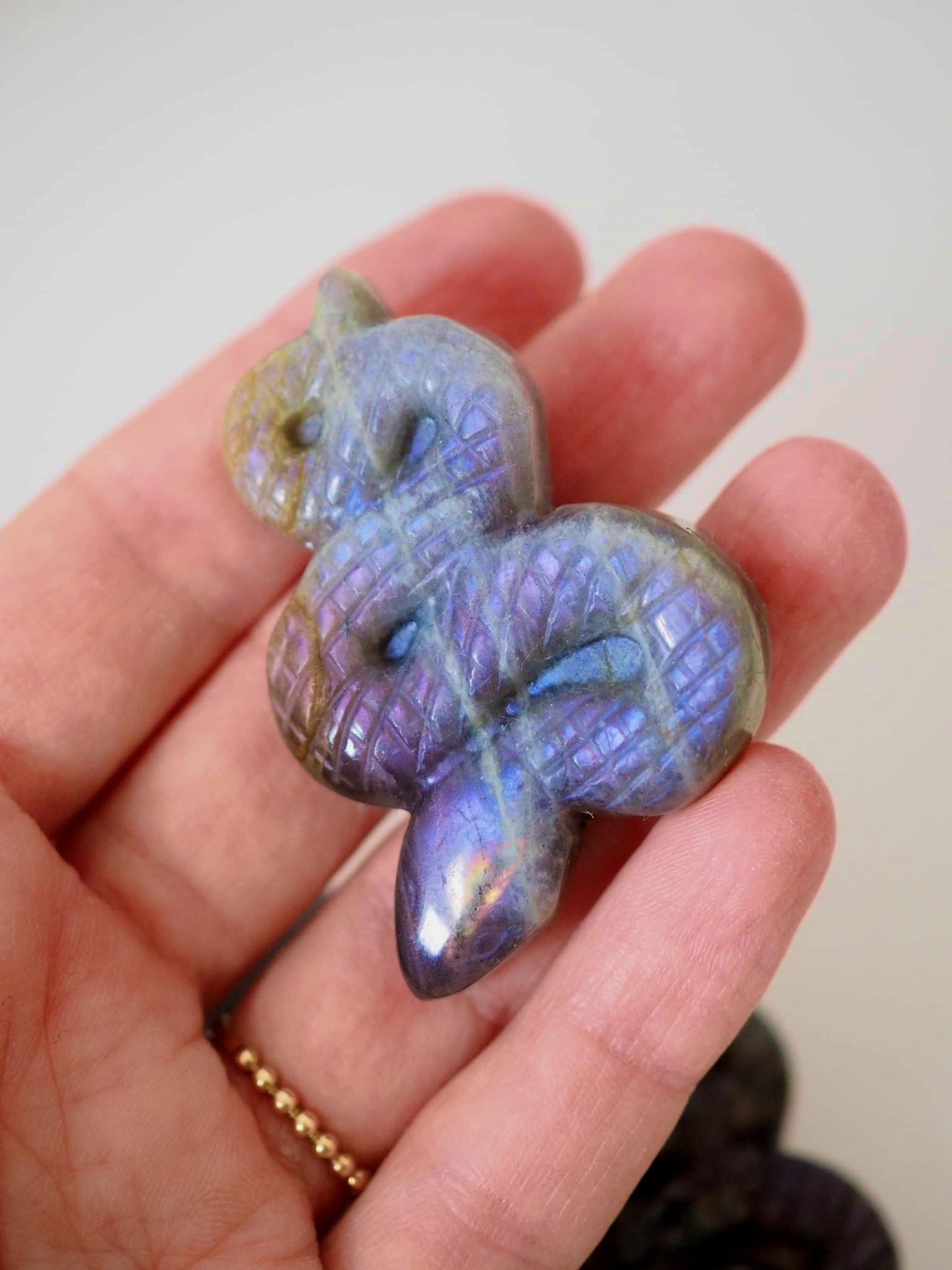 Lila Gold Labradorit Schlange Gravur . Purple Golden Labradorite Snake Carving S ca. 4 - 4.5 cm  - aus Madagascar . China