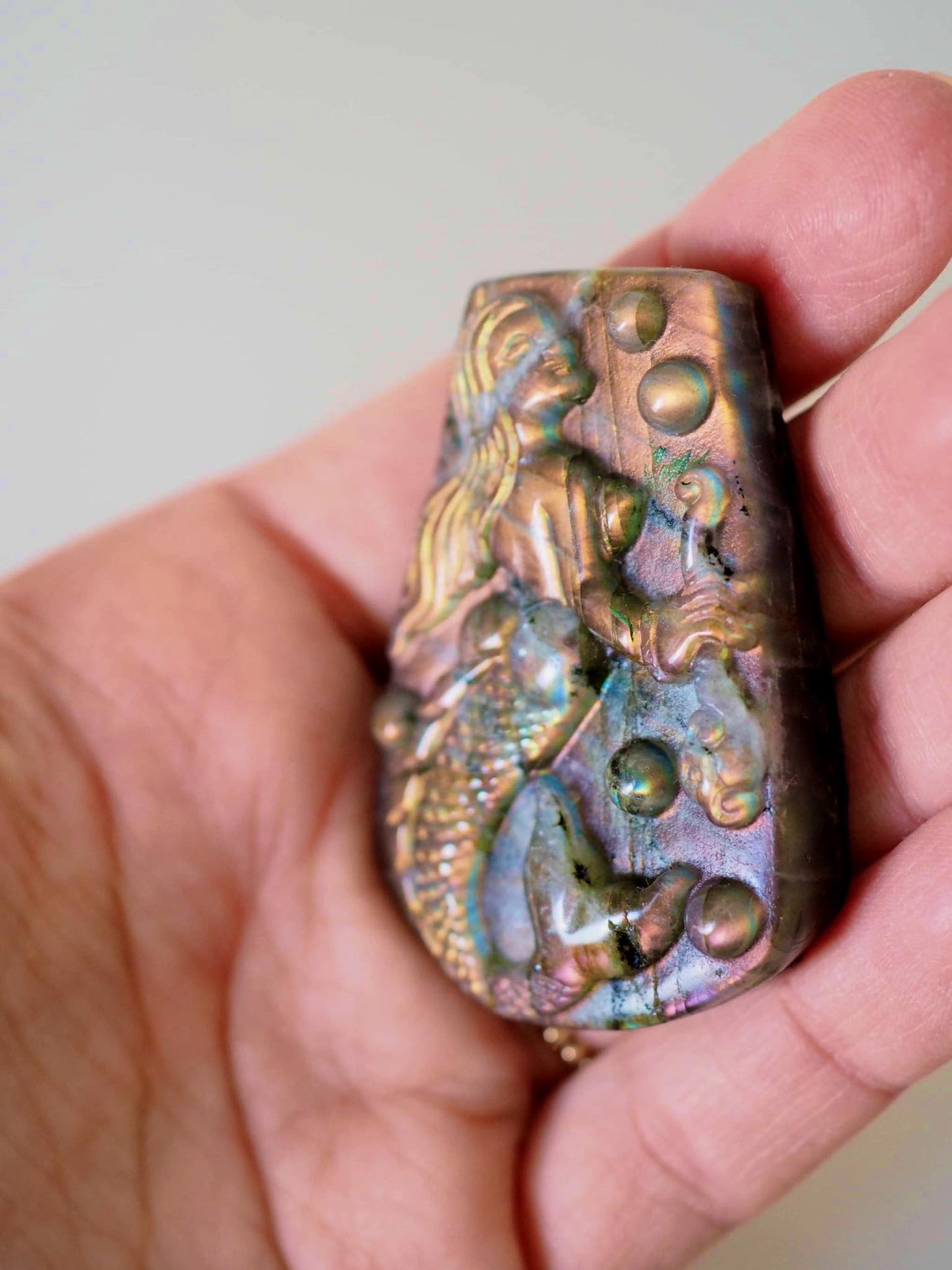Lila Gold Labradorit Meerjungfrau Gravur . Purple Golden Mermaid Carving ca. 5 - 5.5 cm  - aus Madagascar . China