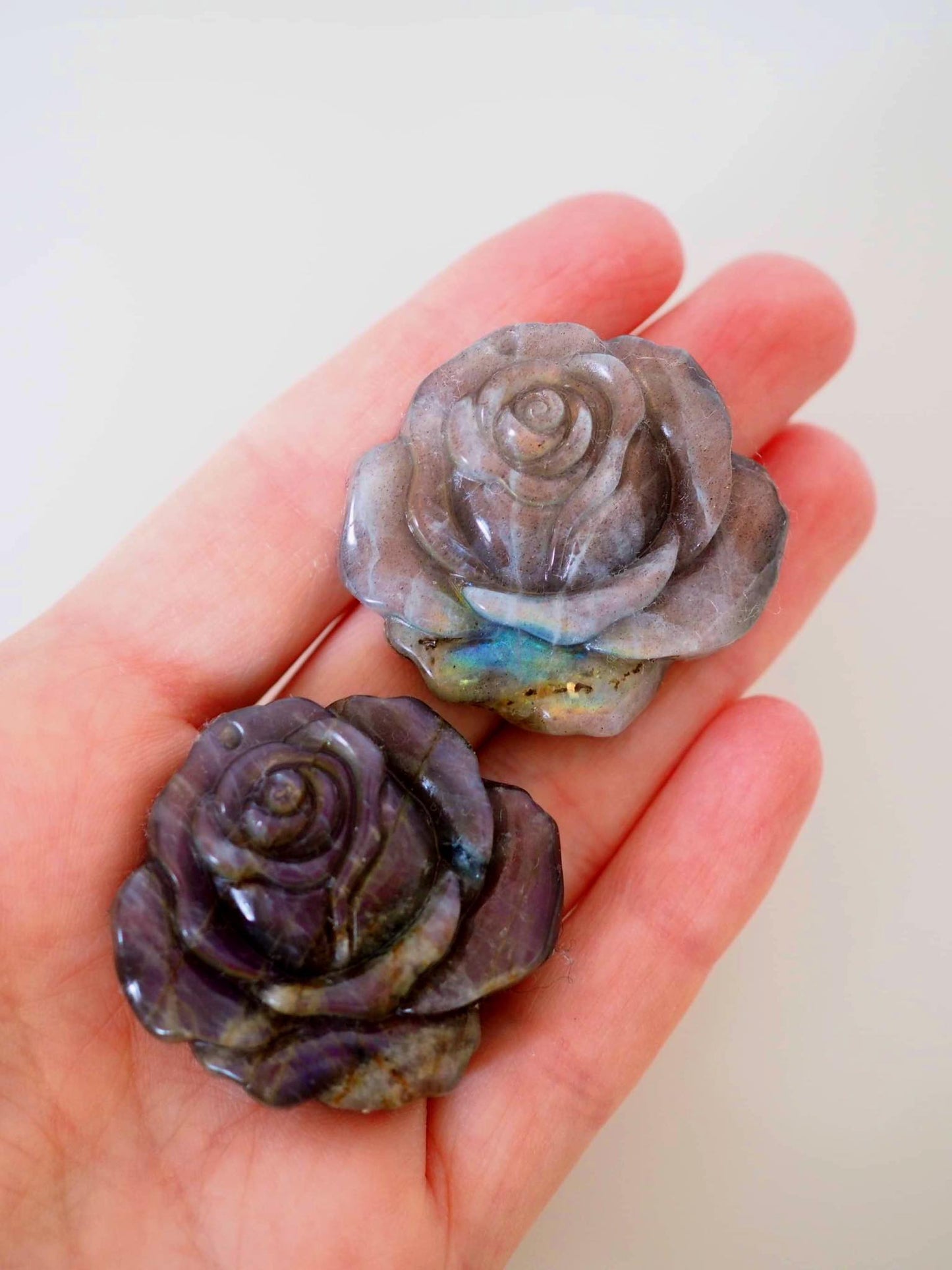 Lila Gold Labradorit Rose Gravur . Purple Golden Labradorite Rose Carving ca. 3.5 cm  - aus Madagascar . China