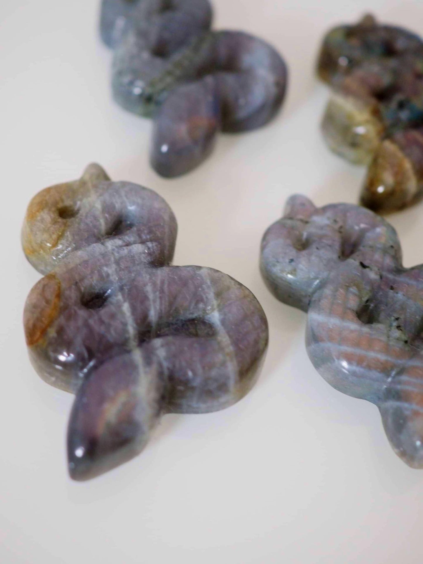 Lila Gold Labradorit Schlange Gravur . Purple Golden Labradorite Snake Carving M ca. 5.5 - 7.5 cm  - aus Madagascar . China