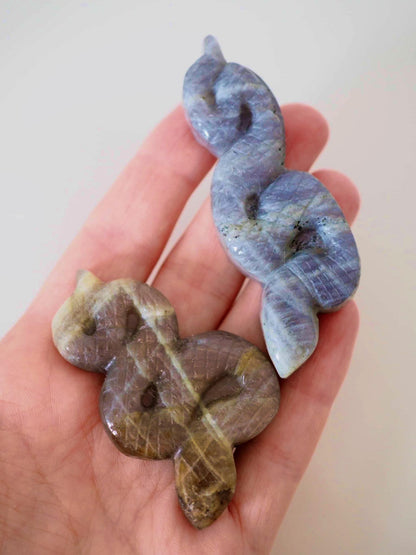 Lila Gold Labradorit Schlange Gravur . Purple Golden Labradorite Snake Carving M ca. 5.5 - 7.5 cm  - aus Madagascar . China