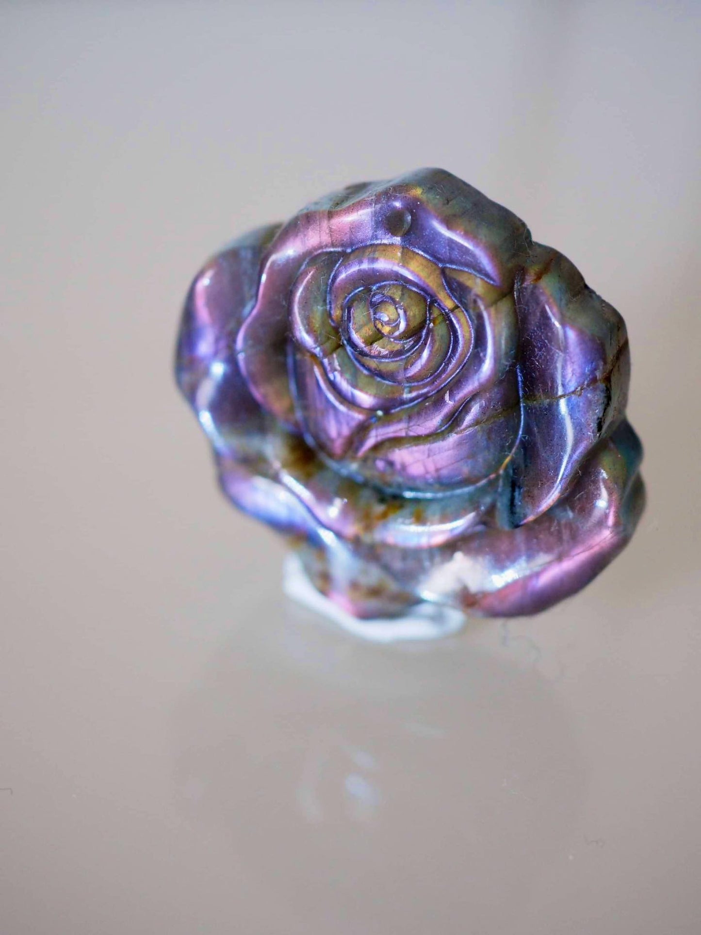 Lila Gold Labradorit Rose Gravur . Purple Golden Labradorite Rose Carving ca. 3.5 cm  - aus Madagascar . China