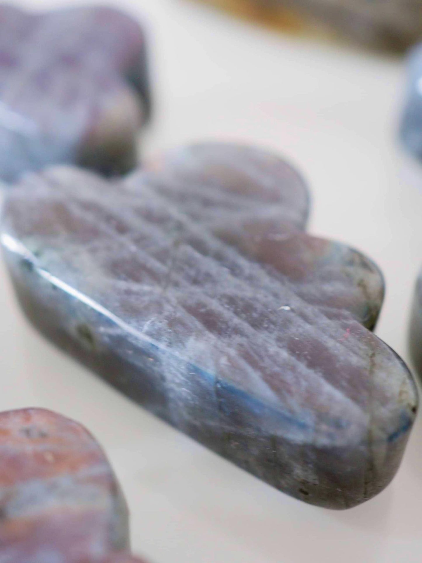 Labradorit Wolken Gravur .  Labradorite Cloud Carving ca. 3.5 -4.5 cm  - aus Madagascar . China