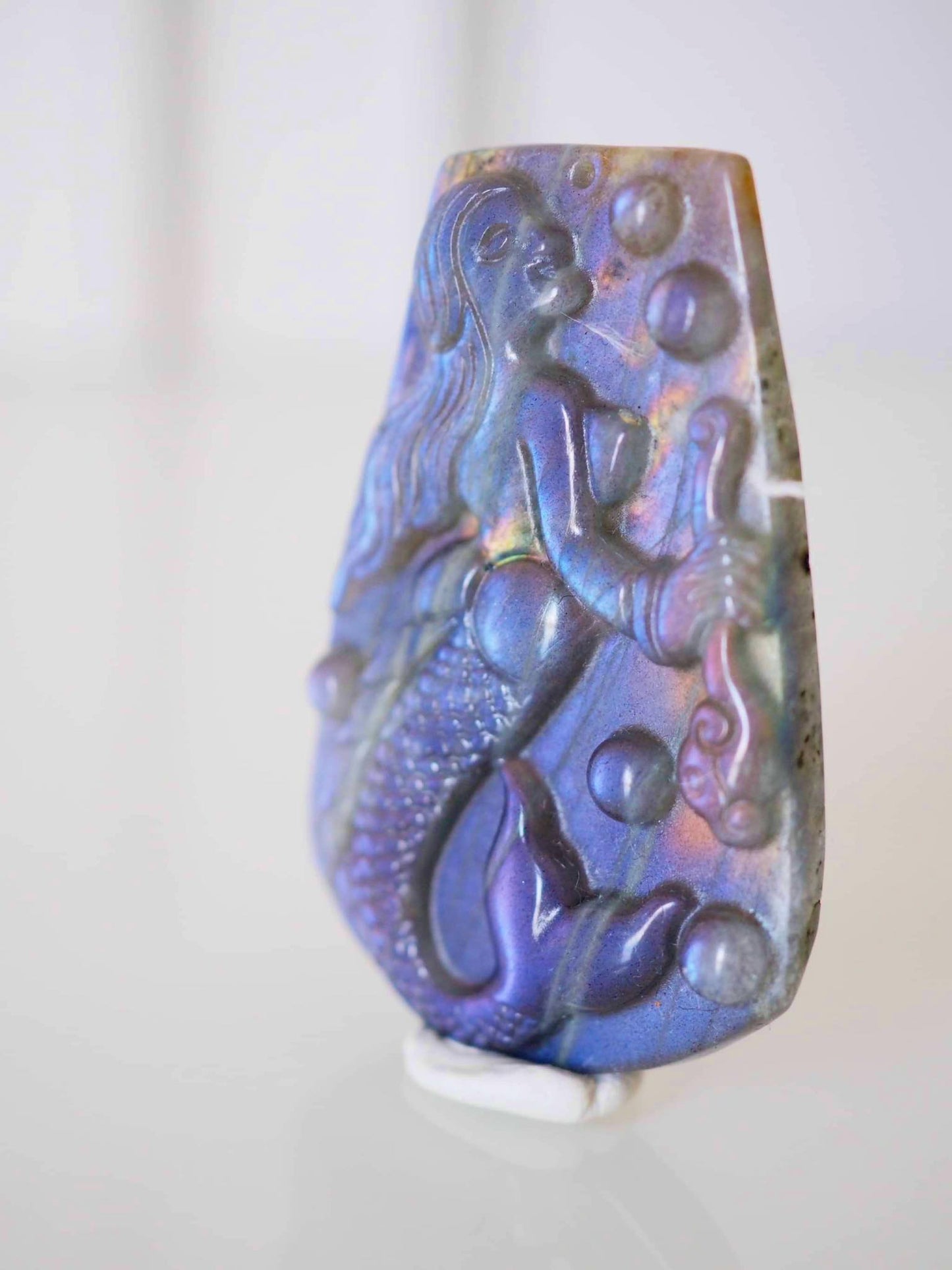 Lila Gold Labradorit Meerjungfrau Gravur . Purple Golden Mermaid Carving ca. 5 - 5.5 cm  - aus Madagascar . China