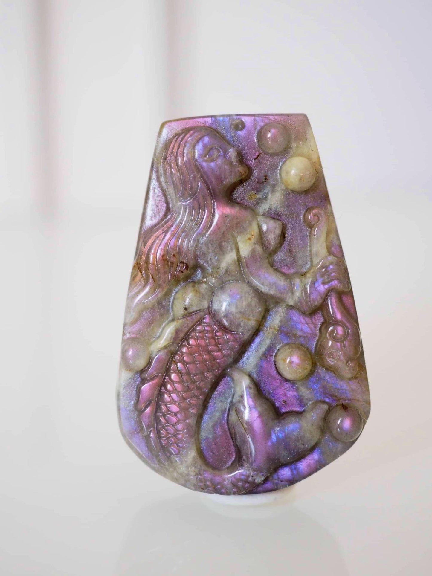 Lila Gold Labradorit Meerjungfrau Gravur . Purple Golden Mermaid Carving ca. 5 - 5.5 cm  - aus Madagascar . China