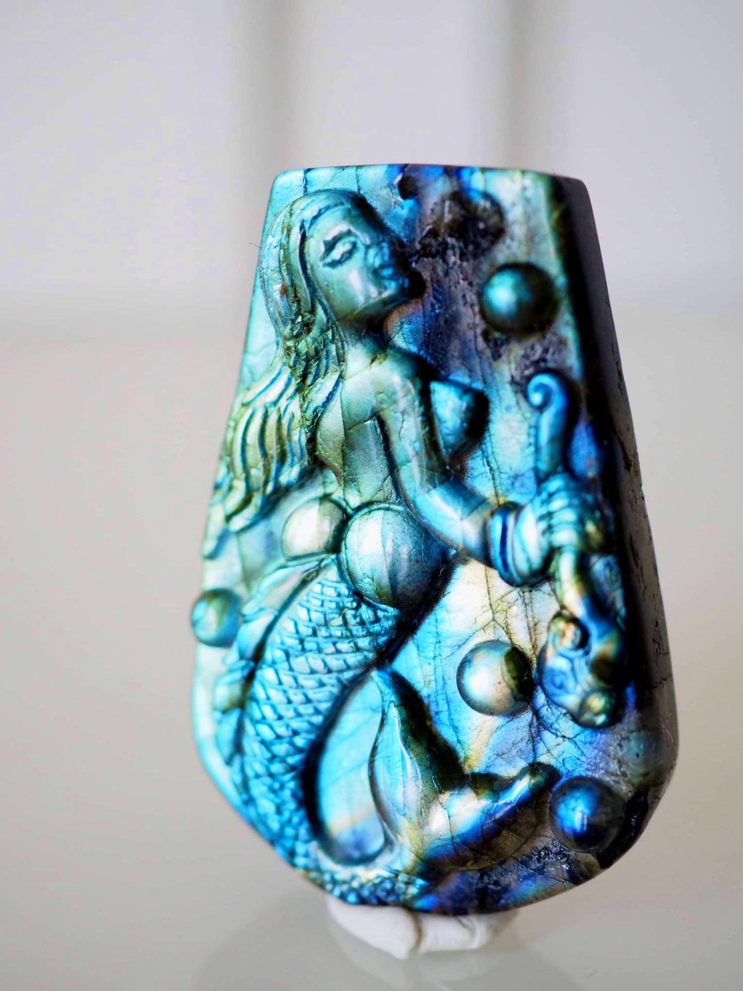 Blauer Labradorit Meerjungfrau Gravur . Blue Labradorite Mermaid Carving ca. 5 - 5.5cm  - aus Madagascar . China