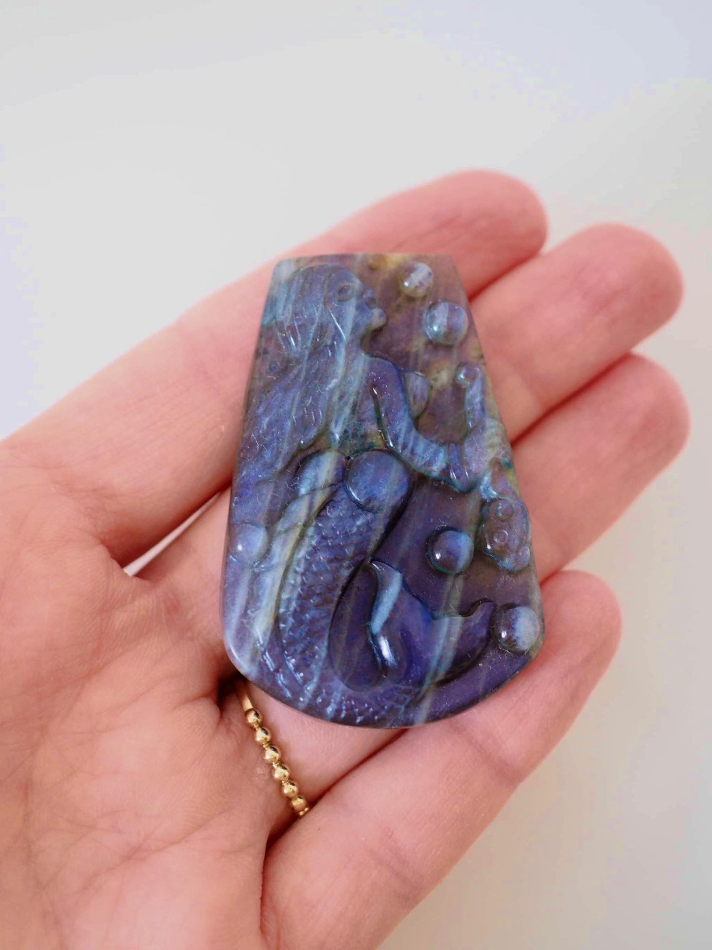 Lila Gold Labradorit Meerjungfrau Gravur . Purple Golden Mermaid Carving ca. 5 - 5.5 cm  - aus Madagascar . China