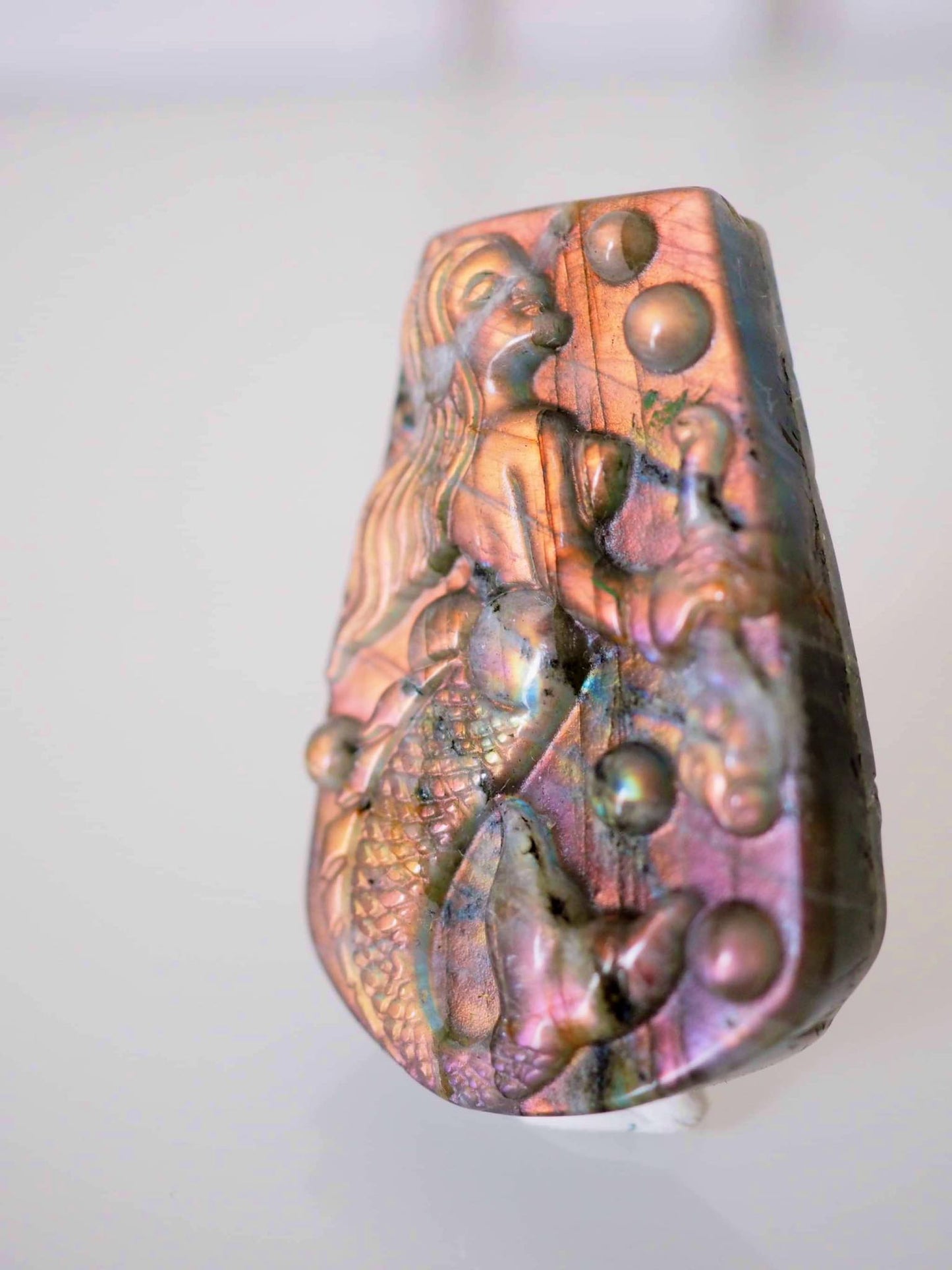 Lila Gold Labradorit Meerjungfrau Gravur . Purple Golden Mermaid Carving ca. 5 - 5.5 cm  - aus Madagascar . China