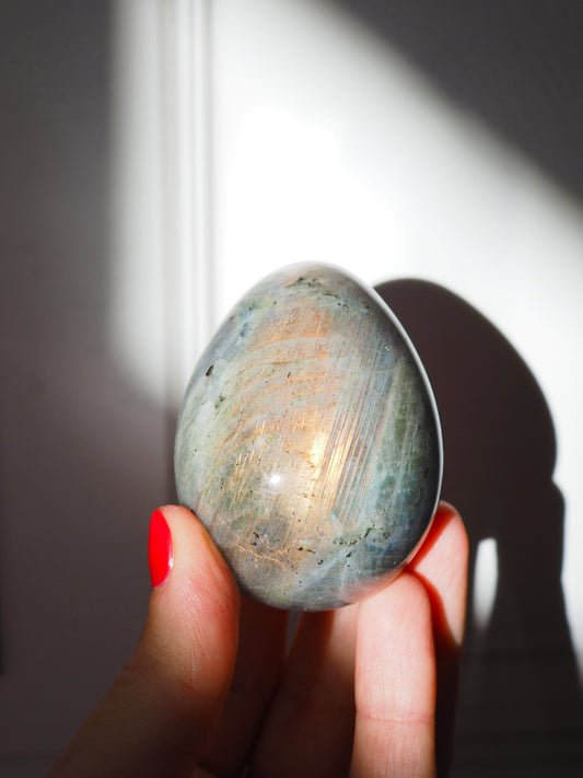 Goldenes Labradorit Ei. Golden Labradorite Egg ca. 7cm - aus Madagascar Handcarved FLASHY