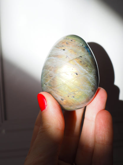 Goldenes Labradorit Ei. Golden Labradorite Egg ca. 7cm - aus Madagascar Handcarved FLASHY