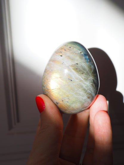 Goldenes Labradorit Ei. Golden Labradorite Egg ca. 7cm - aus Madagascar Handcarved FLASHY