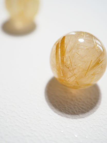 Goldene Rutil Quarz Mini Kugel . Golden Rutile Clear Quartz Mini Sphere ca. 1.5 cm - aus China RARE