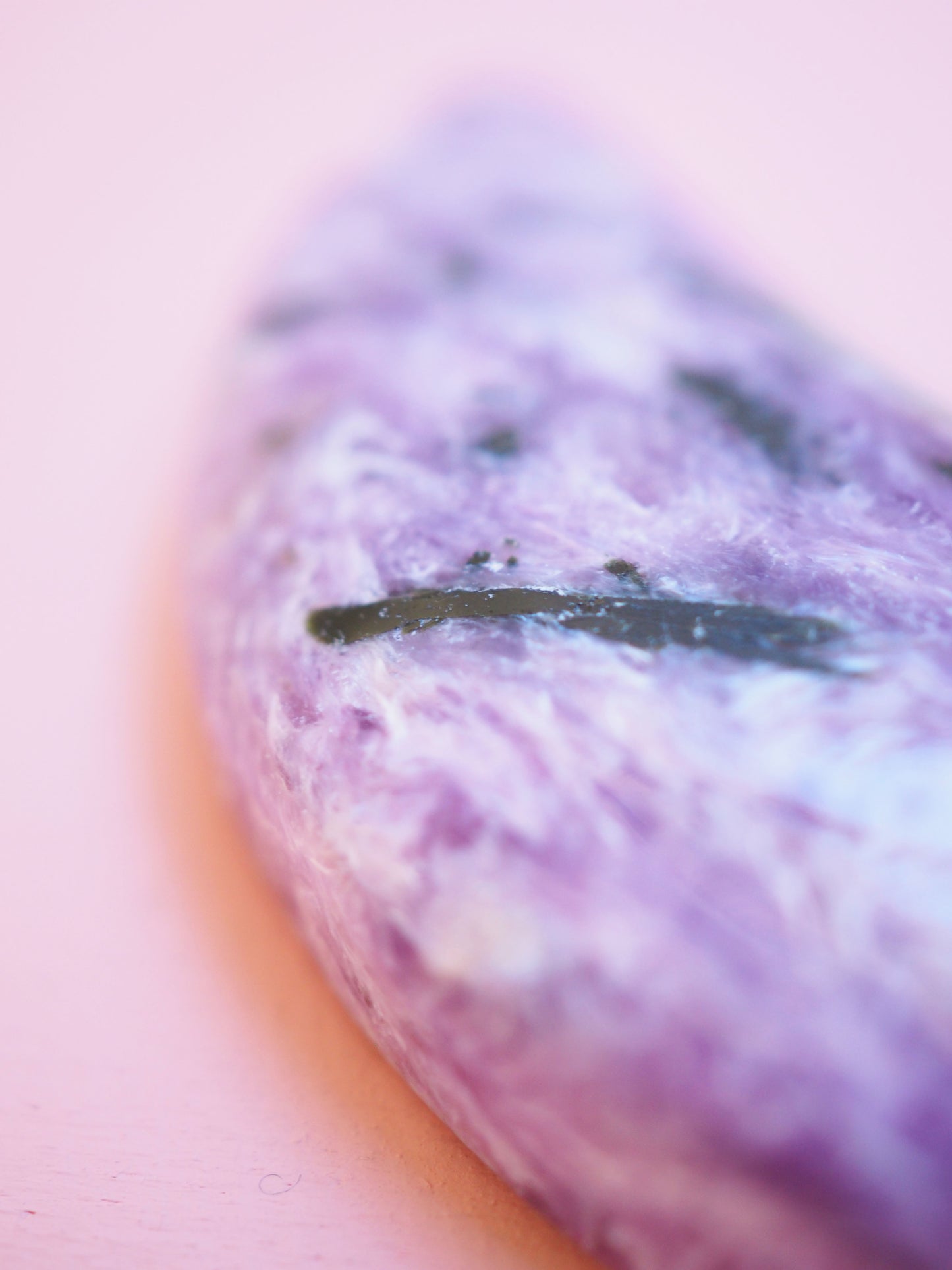 Charoite Moon -+6cm aus Russland - Hand Carved High Quality