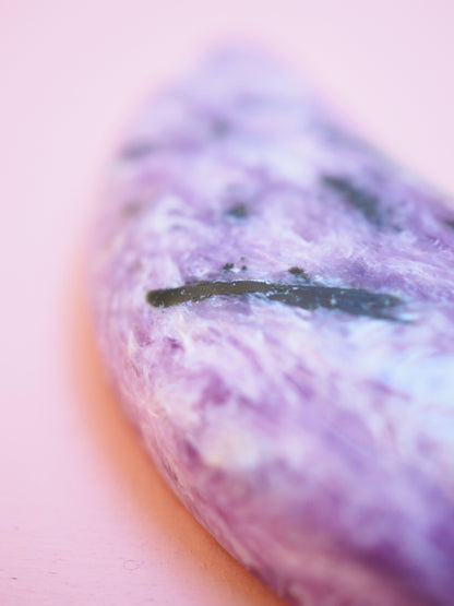Charoite Moon -+6cm aus Russland - Hand Carved High Quality