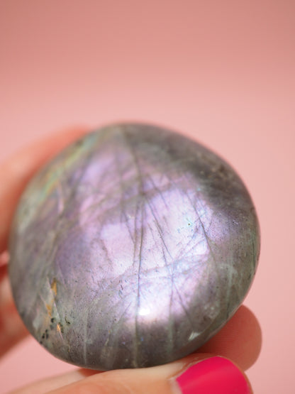 Silber Flashy Lila Labradorit Palmstone 6 cm  (85) - Aus Madagascar