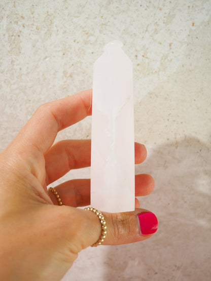 Mangano  Pinker Calcit Spitze / Pink Calcite Point ca. 8-9 cm - Handcarving UV REAKTIV
