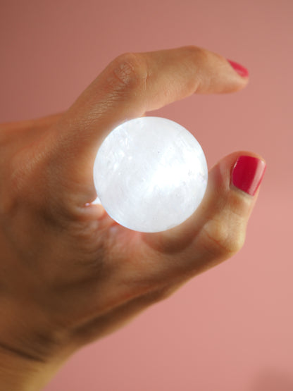 Weisse Calcit Mini Kugel mit Regenbögen / White Calcite mini Sphere with Rainbows 3-4 cm - aus Mexiko High Quality