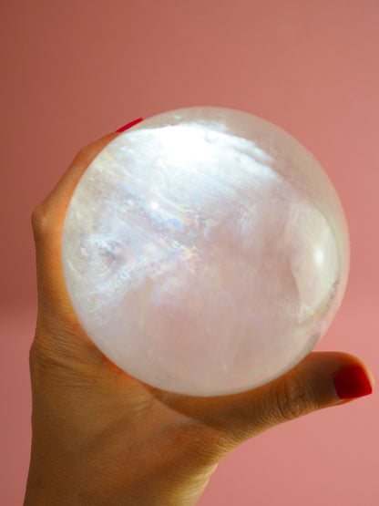 Weisse Calcit Kugel mit Regenbögen / White Calcite Sphere with Rainbows ca. 9 cm / 900g - aus Mexiko High Quality