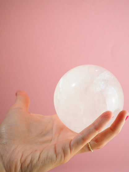 Weisse Calcit Kugel mit Regenbögen / White Calcite Sphere with Rainbows ca. 9 cm / 900g - aus Mexiko High Quality