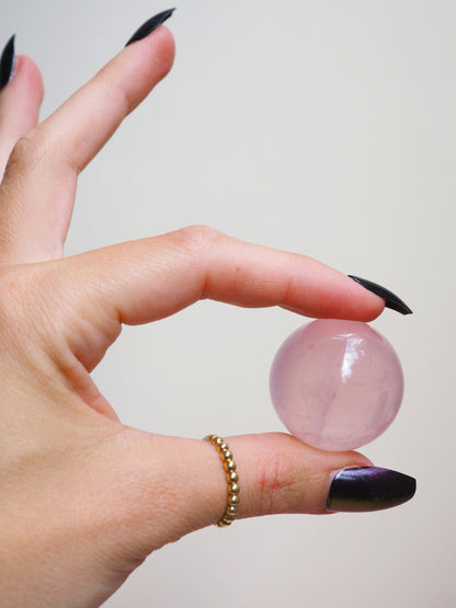 Stern Rosenquarz Kugel . Star Rosequartz Sphere ca 3-3.5 cm aus Madagascar -High Quality