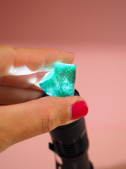 MAGISCHER Farbverändernder Hidden Forest pocket Fluorit Twin - Diana Maria Mine Fluorit Doppelquader . Colorchanging Fluorite  ca. 2 cm - aus  Frosterley, Weardale, England High Quality