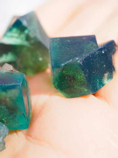 MAGISCHER Farbverändernder Hidden Forest pocket Fluorit Twin - Diana Maria Mine Fluorit Doppelquader . Colorchanging Fluorite  ca. 2 cm - aus  Frosterley, Weardale, England High Quality