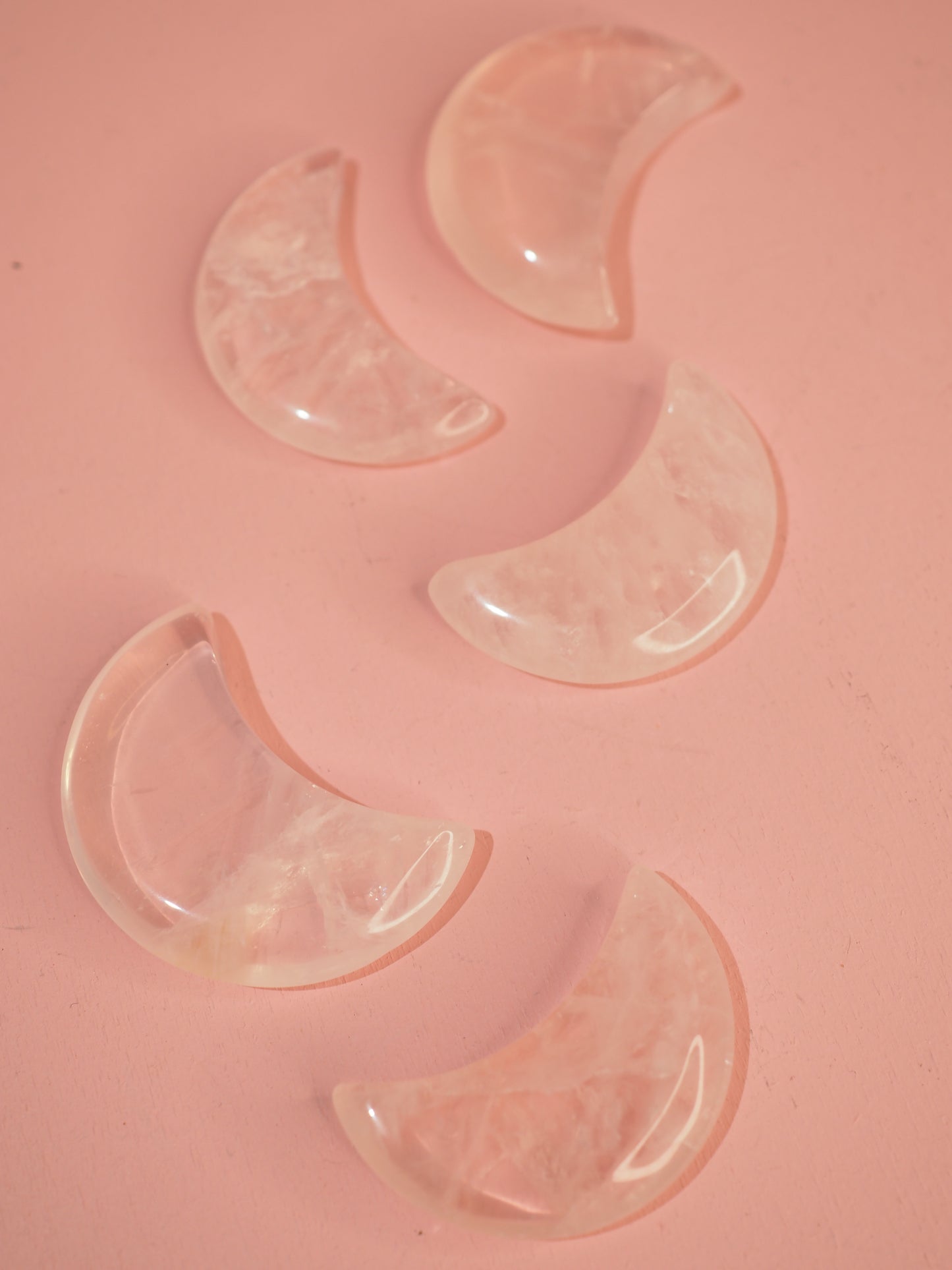 Rosenquarz Mini Mond Carving / Rosequartz Mini Moon Carving   xx cm-  Handcarved - aus Brasilien -High Quality