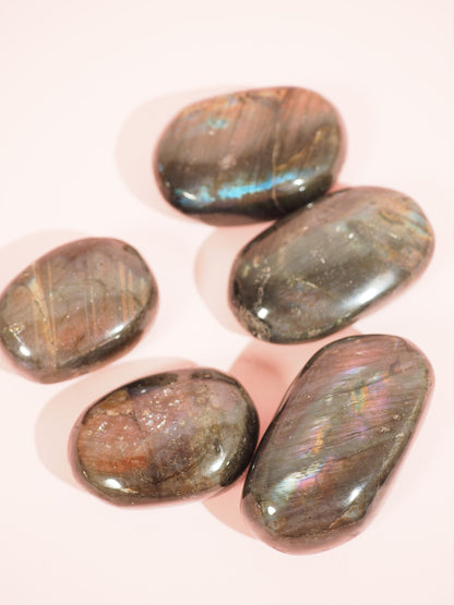 Labradorit Handsteine . Labradorite Palmstone SIZE M - Madagascar
