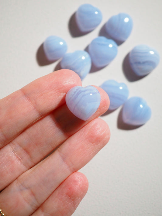 Blauer Spitzen Achat Mini Herz . Blue Lace Agate Mini Heart ca. 1.5 cm - aus Namibia
