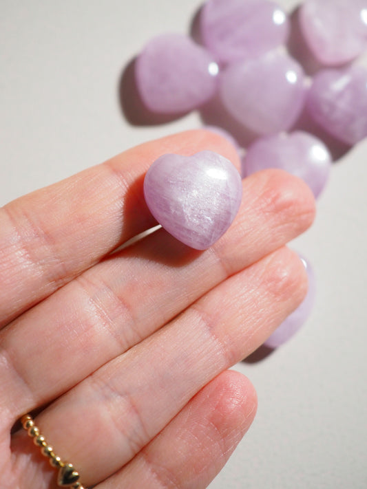Kunzit Mini Herz . Kunzite Mini Heart ca. 2 cm