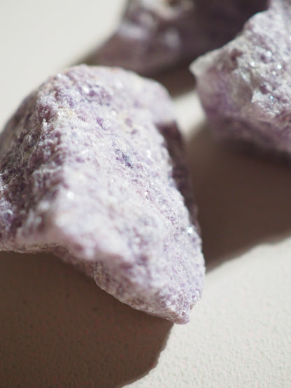 Glitzernder Lepidolit Roh . Sparkly Lepidolite Raw ca. 4 cm