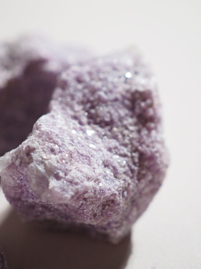 Glitzernder Lepidolit Roh . Sparkly Lepidolite Raw ca. 4 cm
