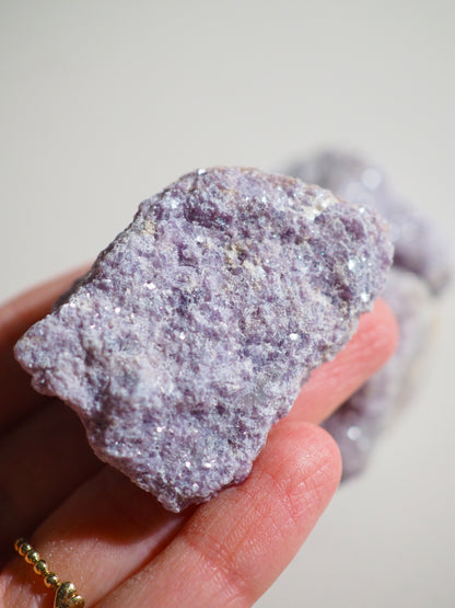 Glitzernder Lepidolit Roh . Sparkly Lepidolite Raw ca. 4 cm