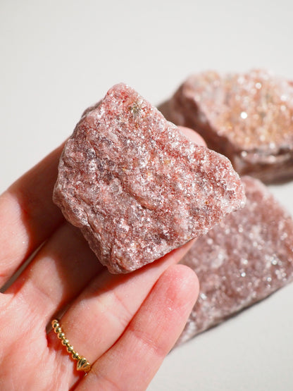 Glitzernder Roter Fuchsit /  Muskovit Roh . Sparkly Muscovite Raw ca. 5 cm