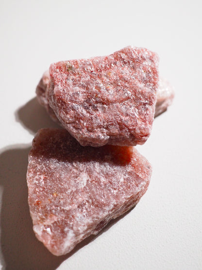 Glitzernder Roter Fuchsit /  Muskovit Roh . Sparkly Muscovite Raw ca. 5 cm