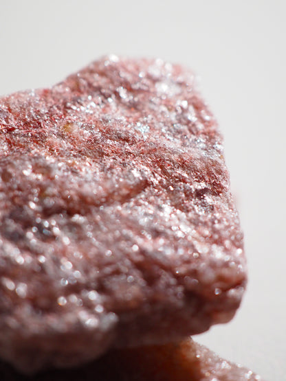 Glitzernder Roter Fuchsit /  Muskovit Roh . Sparkly Muscovite Raw ca. 5 cm