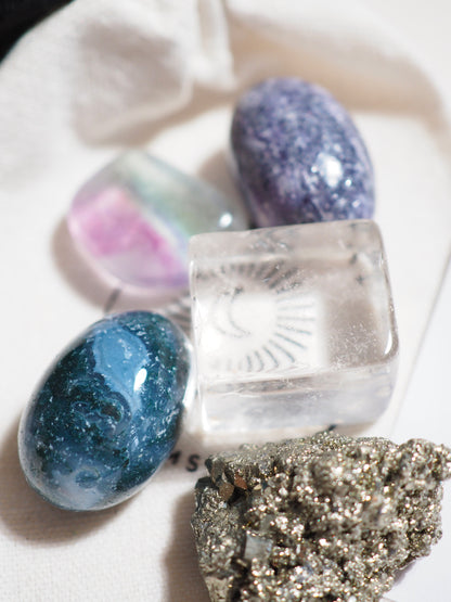Kristall Set Fokus . CRYSTAL KIT FOCUS . Lepidolite . Pyrit . Bergkristall . Fluorit . Moosachat