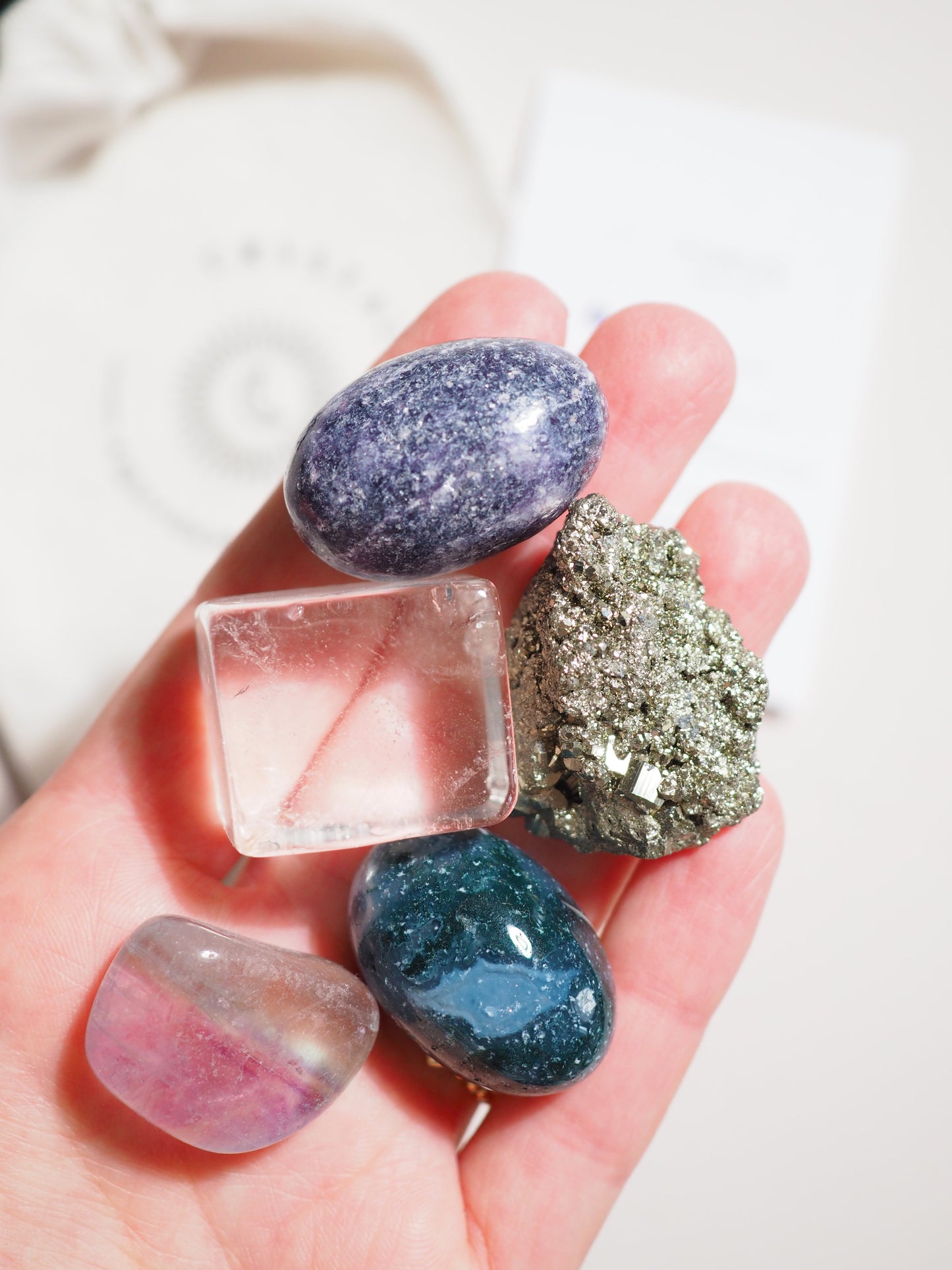 Kristall Set Fokus . CRYSTAL KIT FOCUS . Lepidolite . Pyrit . Bergkristall . Fluorit . Moosachat