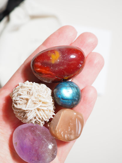 Kristall Set Intuition . CRYSTAL KIT INTUITION . Mondstein . Amethyst . Labradorit . Mookait . Sandrose