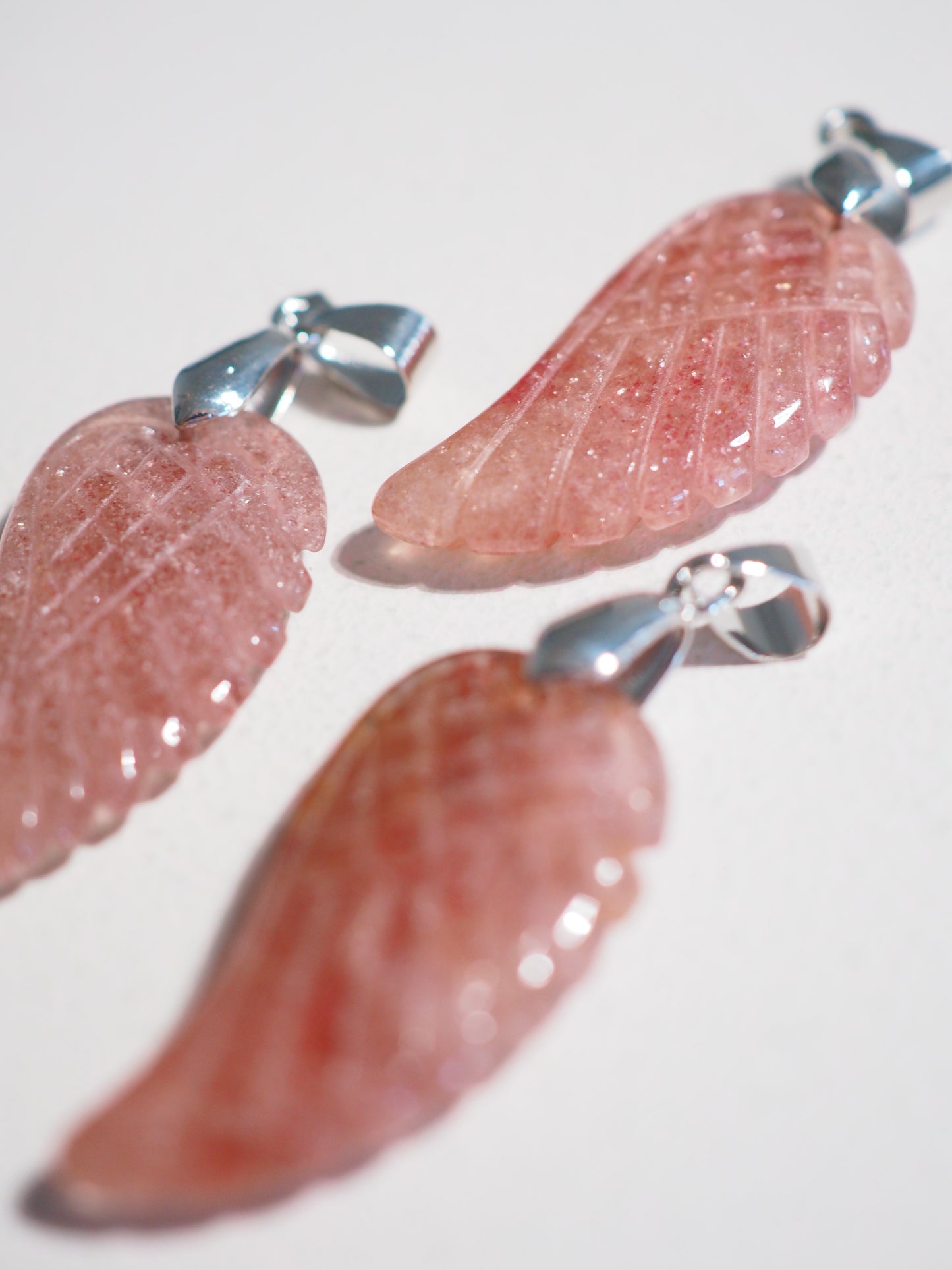 Erdbeer Quarz / Roter Aventurin Engel Flügel Anhänger . Strawberry Quartz / Red Aventurine  Angel Wing Pendant - aus Indien