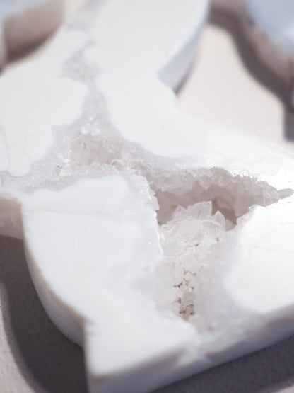 Druzy Weisser Pflaumen Blüten Achat Hase .  Druzy White Plum Agate Bunny - aus Indonesien Handcarved HIGH QUALITY