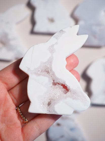 Druzy Weisser Pflaumen Blüten Achat Hase .  Druzy White Plum Agate Bunny - aus Indonesien Handcarved HIGH QUALITY